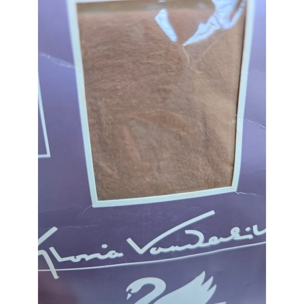 1 Pair Gloria Vanderbilt Pantyhose Size B Sandalfoot Beige Vtg USA